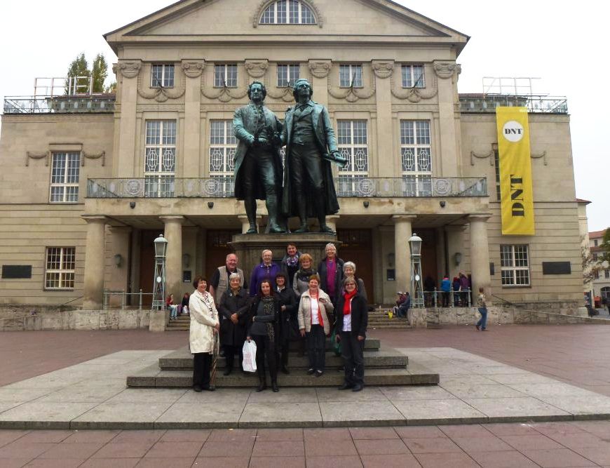  Deutsches Nationaltheater Weimar mit Goethe- und Schiller-Denkmal
